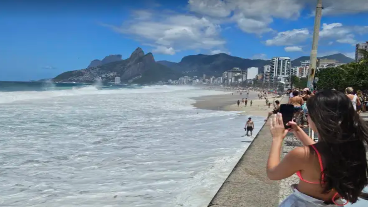 Água do mar invade toda a faixa de areia na zona sul do Rio
