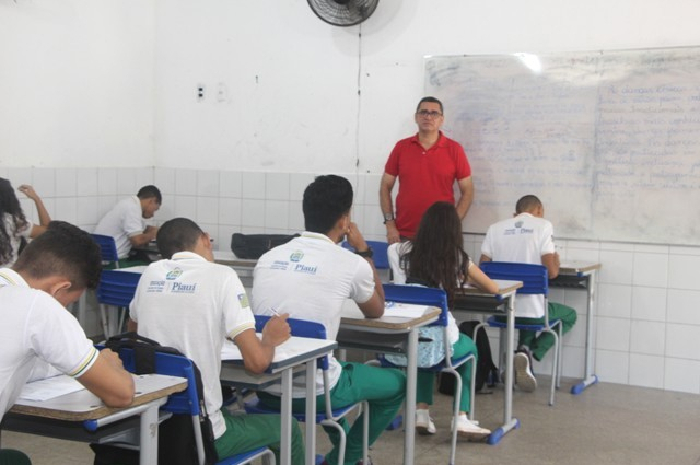 VÍDEO: Estudantes do ensino médio terão poupança; será anunciada semana que vem, diz Lula