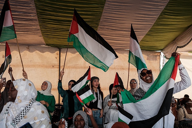 Apoiadores da causa palestina se reúnem durante um evento para mostrar repúdio à guerra em Dakar (Senegal)
