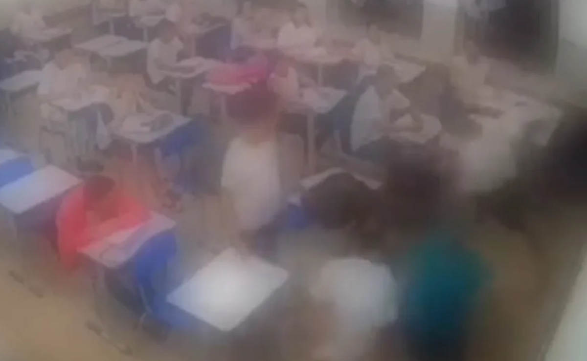 VÍDEO: Aluno espanca professor dentro da sala de aula em Goiás