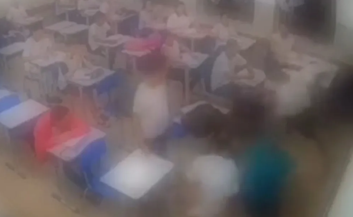 Estudante dá socos e chutes em professor dentro de sala de aula, em Goianira, Goiás