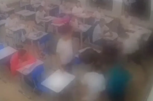Estudante dá socos e chutes em professor dentro de sala de aula, em Goianira, Goiás(Reprodução)