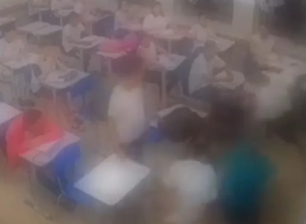 Estudante dá socos e chutes em professor dentro de sala de aula, em Goianira, Goiás