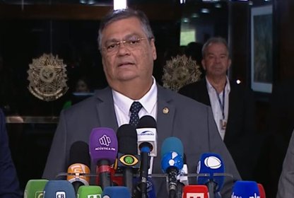 Flávio Dino durante coletiva de imprensa.