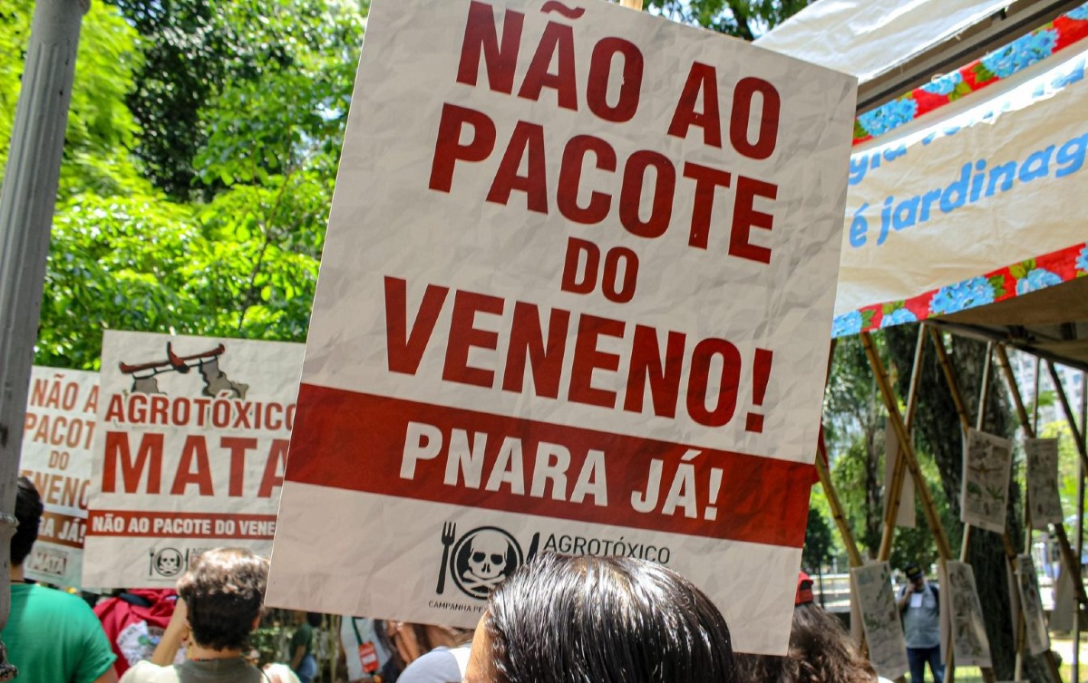 Aprovação do Pacote do Veneno é repudiada pela sociedade, que pede a Lula o veto