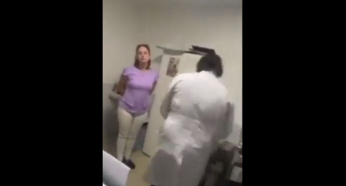 VÍDEO: mulher é espancada por esposa de ginecologista durante consulta