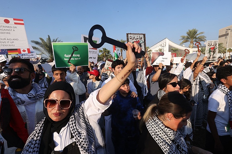 Na Cidade do Kuwait, manifestantes seguram chaves, que representam as casas abandonadas pelos palestinos em fuga dos ataques de Israel