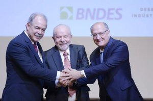 O presidente do BNDES, Aloizio Mercadante, Lula e Geraldo Alckmin(Tomaz Silva/Agência Brasil)