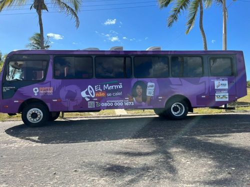 Ônibus Lilás leva apoio psicossocial e jurídico às mulheres na Vila Operária no sábado (25)