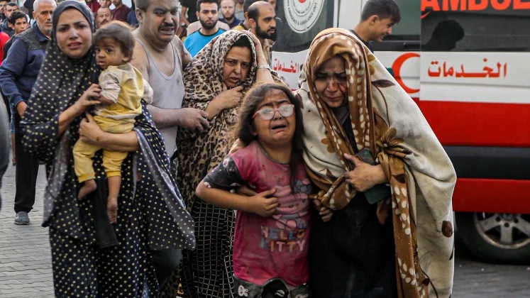 Palestinos feridos em Gaza após bombardeio de hospital