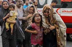 Palestinos feridos em Gaza após bombardeio de hospital(Reprodução)