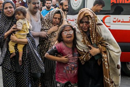 Palestinos feridos em Gaza após bombardeio de hospital