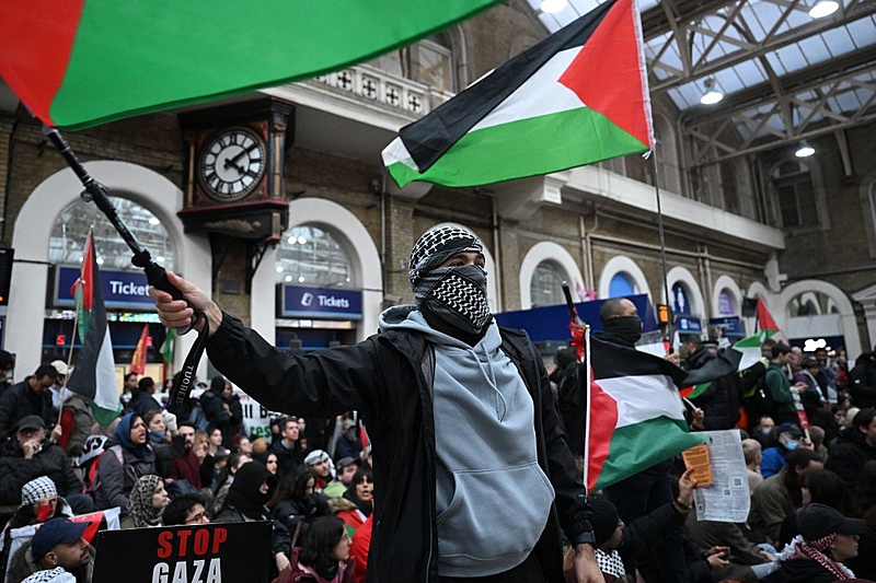 Protesto na estação de Charing Cross, em Londres (Reino Unido), pede cessar-fogo de Israel