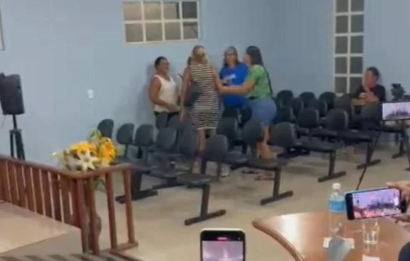 VÍDEO: Mulher de vereador agride e chama servidora de “piranha” durante sessão no MT