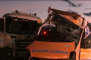 Ambulância e carreta bateram de frente na BR-040(Reprodução/TV Globo)