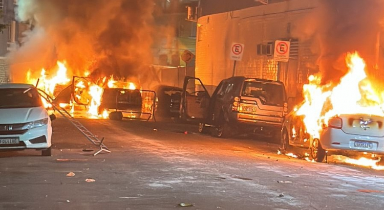 Vídeos: Torcedores ateiam fogo em carros e ônibus após Santos ser rebaixado
