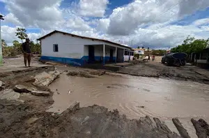 Após forte chuva, barragem rompe e água atinge comunidade em Assunção do Piauí(Reprodução)