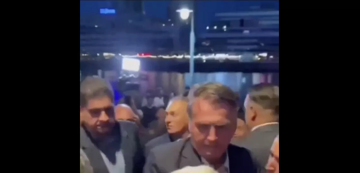 Vídeo: Bolsonaro é vaiado e expulso de restaurante na Argentina