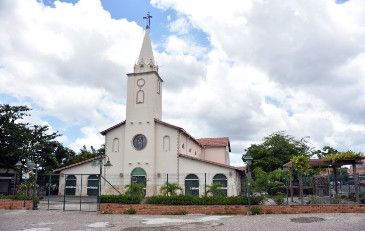 Crime em frente à igreja: homem é morto com 5 tiros