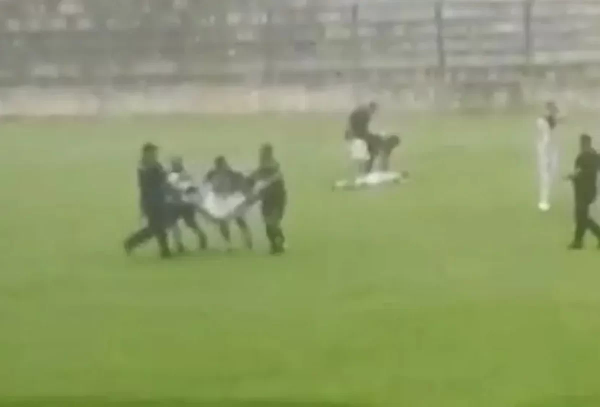 Vídeo: Jogador morre após raio atingir campo de futebol; quatro ficaram feridos