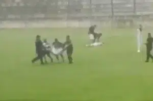 Jogador morre após raio atingir campo de futebol; três ficaram feridos(Reprodução)