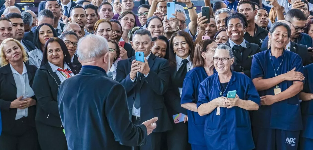 Vídeo: "Não poderia terminar o ano sem agradecer aos trabalhadores do Palácio", diz Lula