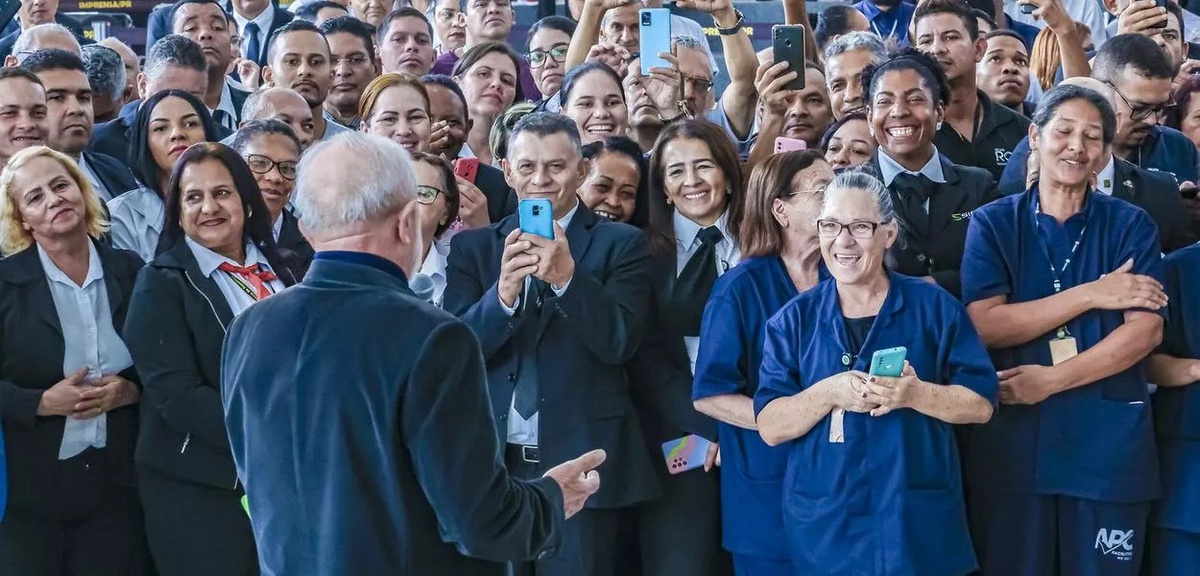 Lula com os trabalhadores do Palácio do Planalto