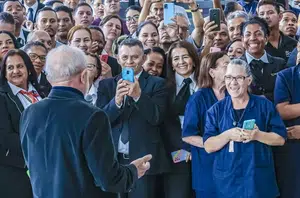 Lula com os trabalhadores do Palácio do Planalto(Reprodução)