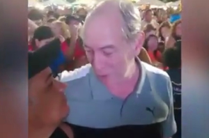 Momento registrado por vídeo em que Ciro Gomes dá tapa no rosto após ter sido chamado de bandido(Reprodução/X)