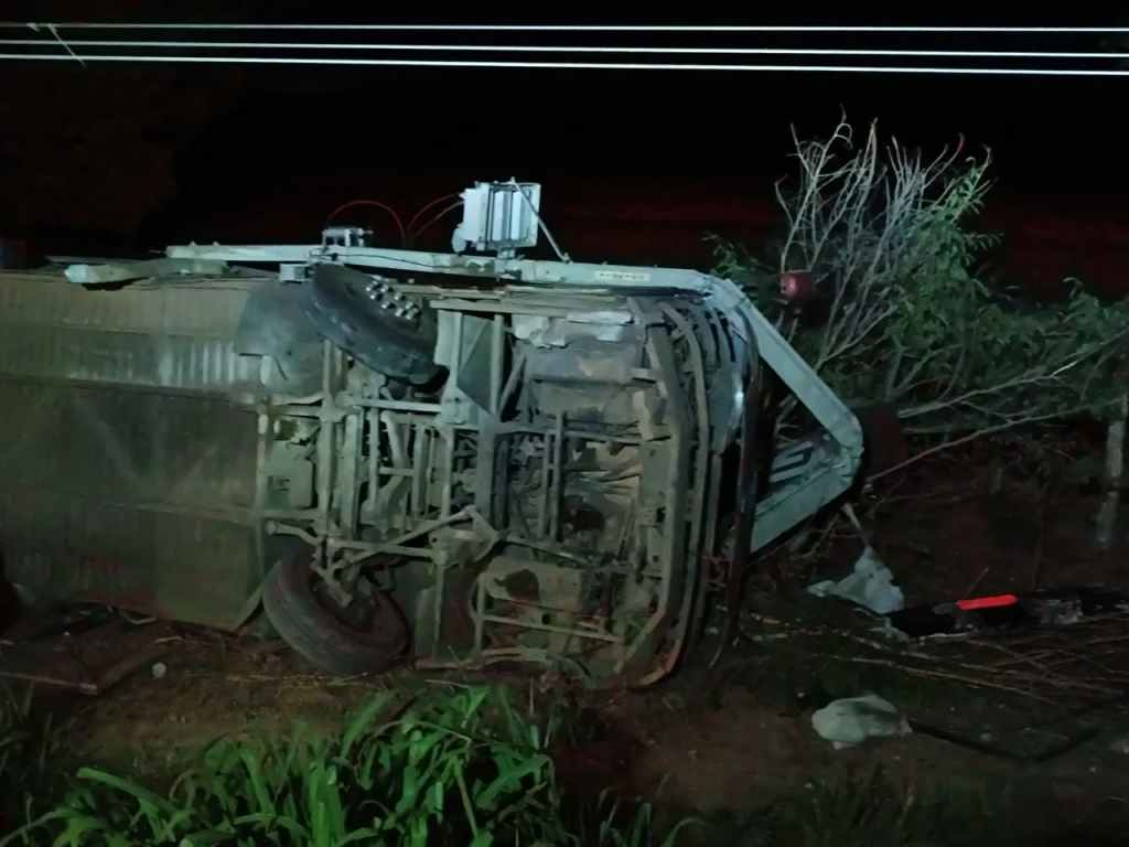 Ônibus tomba em Bom Jesus e deixa 27 pessoas feridas; duas em estado grave