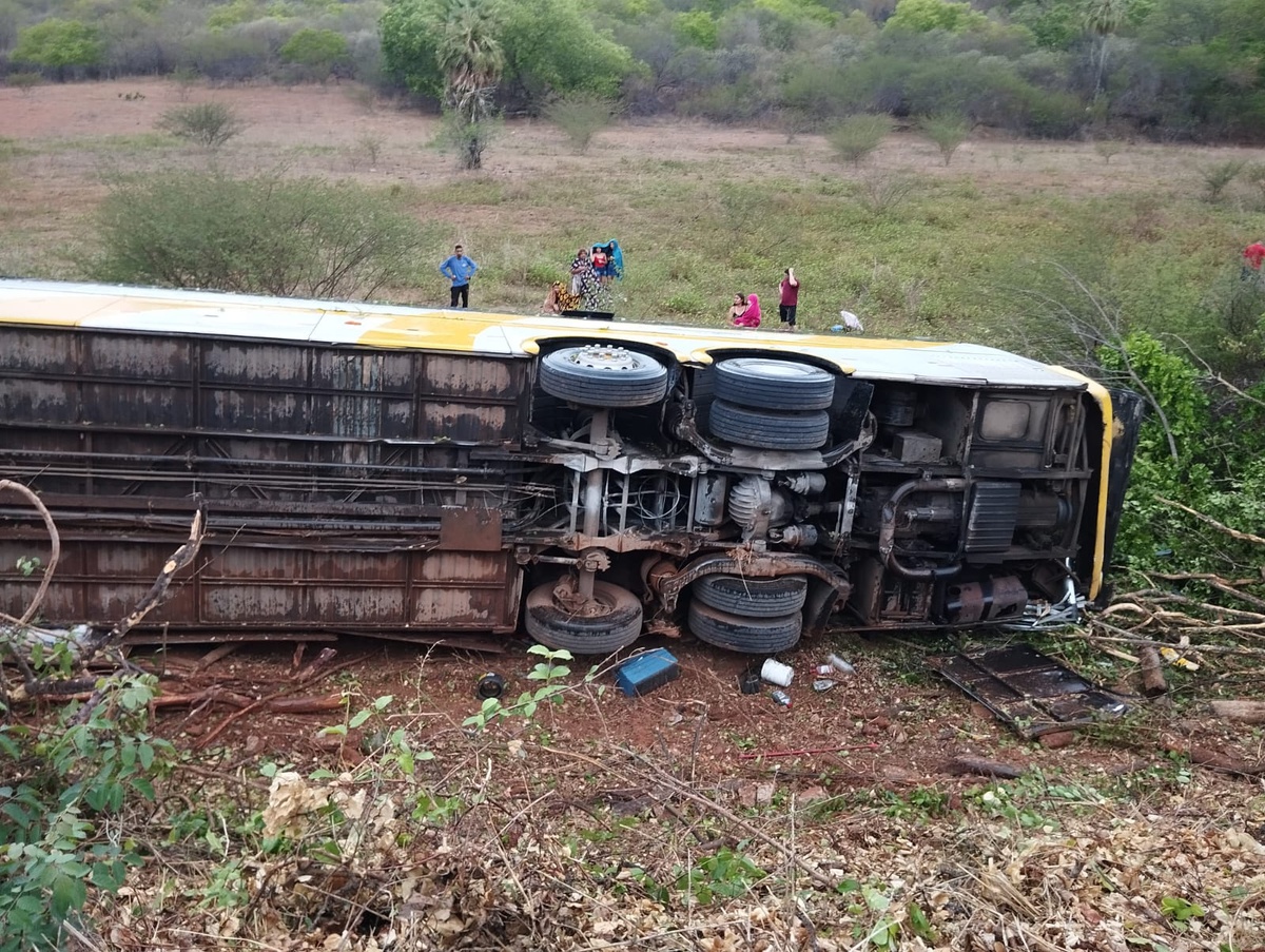 Ônibus tomba na PI-245 e deixa uma pessoa morta