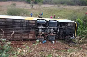 Ônibus tomba na PI-245 e deixa uma pessoa morta(Reprodução)