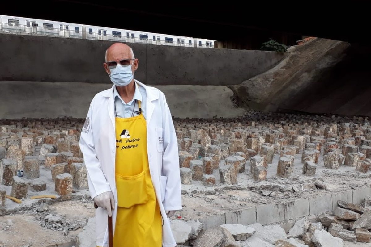 Padre Júlio Lancellotti removendo pedras sob um dos viadutos de SP em 2021