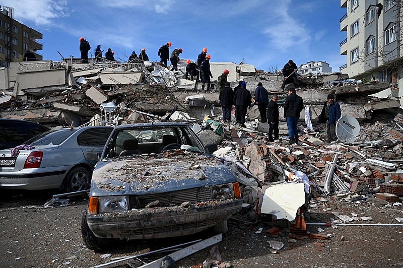 Equipes de resgate e moradores tentam encontrar sobreviventes em meio aos escombros na localidade turca de Kahramanmaras