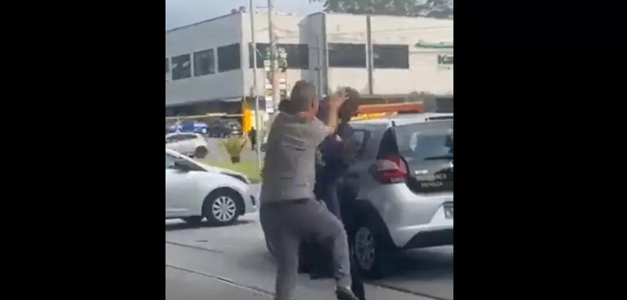 Vídeo: homem é chamado de 'macaco' e parte para cima de racista em SP