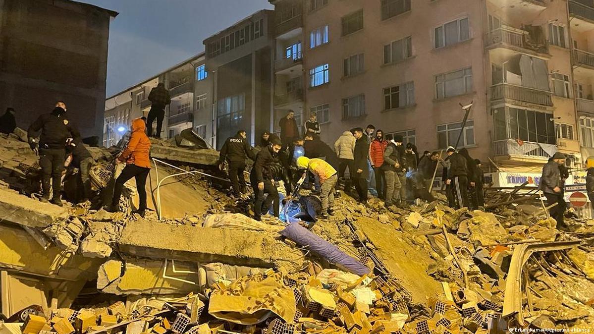 Terremoto deixa mais de 1.300 mortos e 5 mil feridos na Turquia e na Síria; Veja estragos