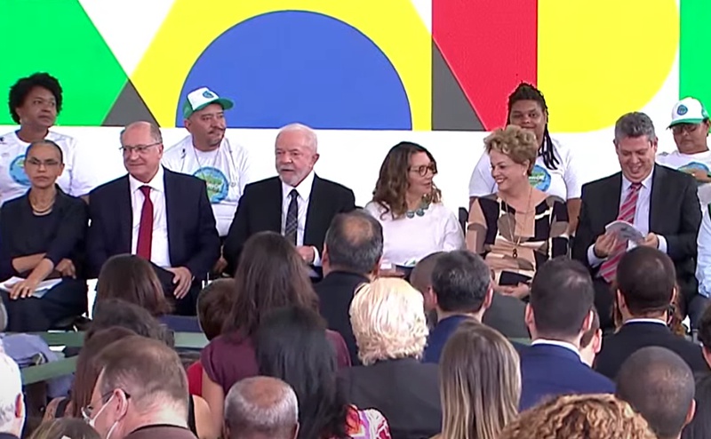 Marina Silva, Geraldo Alckmin, Lula, Janja e Dilma Rousseff durante cerimônia no Palácio do Planalto