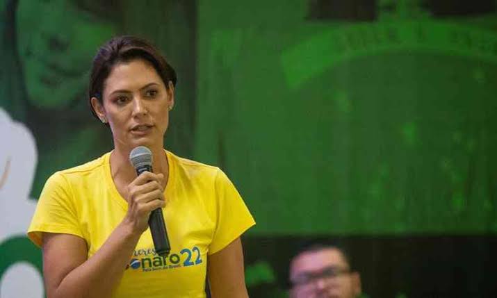 “Propina” e “traição”: Michelle Bolsonaro se pronuncia após denúncia do escândalo de rachadinha