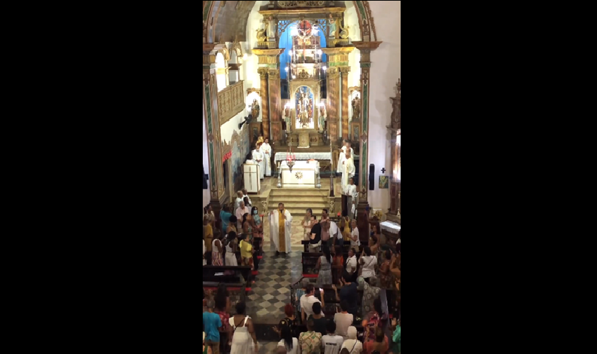 VÍDEO: Padre puxa música de carnaval no meio da missa em Salvador