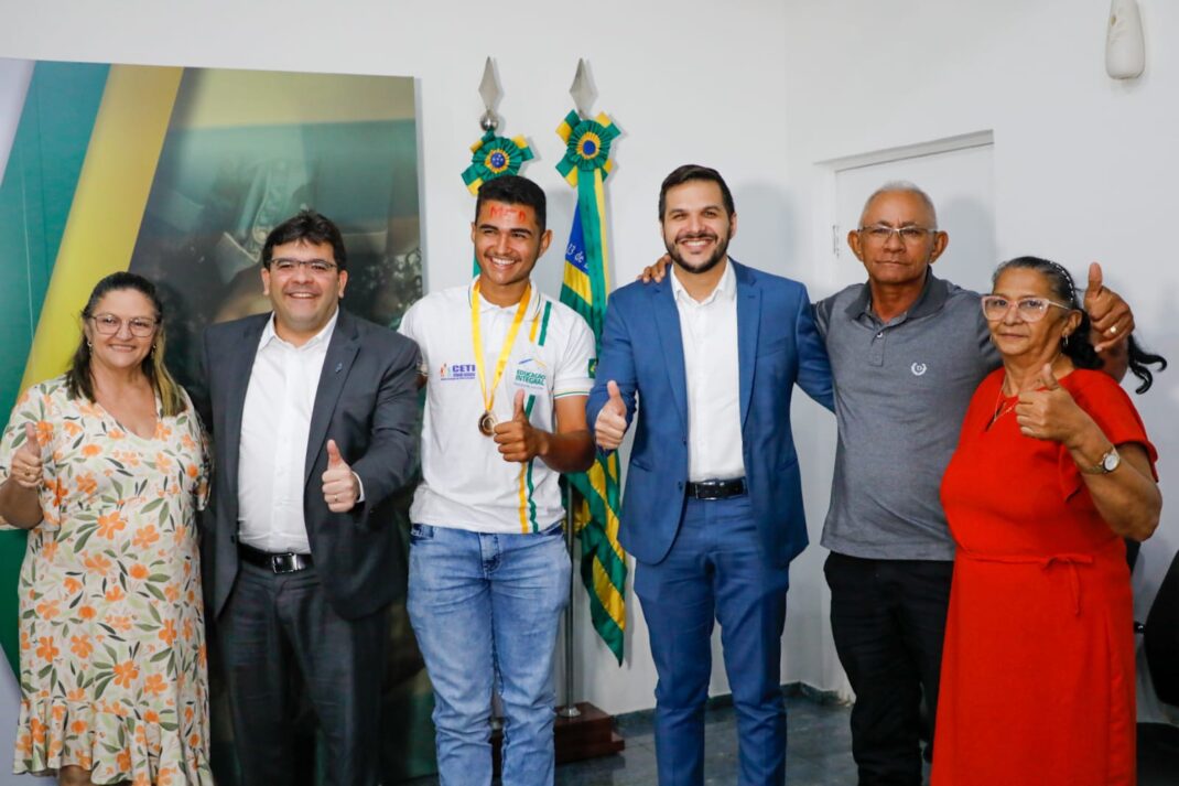 Rafael Fonteles recebe estudantes de escolas estaduais aprovados na Ufpi