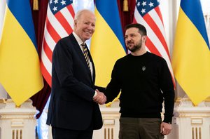 O presidente dos EUA, Joe Biden e o presidente da Ucrânia, Volodymyr Zelensky(Evan Vucci / POOL / AFP)