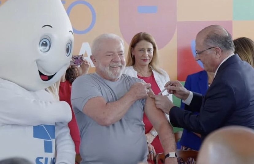 Presidente Lula sendo vacinado pelo vice-presidente Geraldo Alckmin