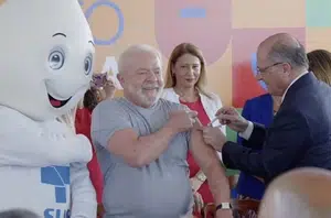 Presidente Lula sendo vacinado pelo vice-presidente Geraldo Alckmin(Reprodução/Instagram)