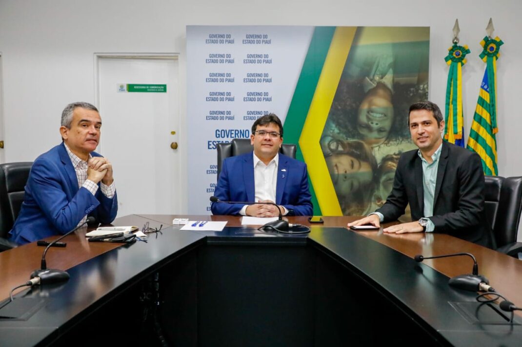 Reunião do governador com o diretor da Piauí Fomento, Feliphe Araújo, e o secretário de Estado do Planejamento, Washington Bonfim.