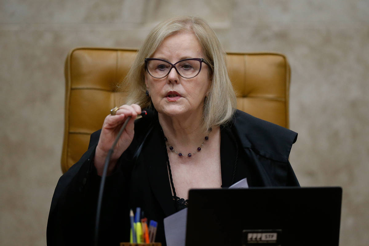 Rosa reabre STF, fala em ódio irracional de golpistas e vê democracia inabalável