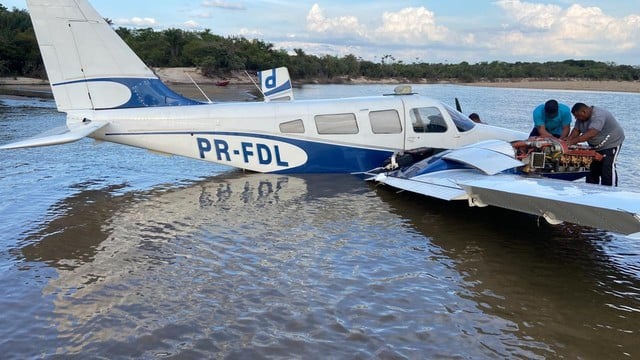 Avião faz pouso forçado no meio do rio em Boa Vista