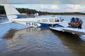 Avião faz pouso forçado no meio do rio em Boa Vista(Reprodução)