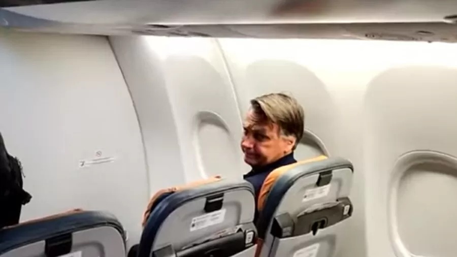 Vídeo: Bolsonaro chega ao Brasil após passar três meses nos EUA