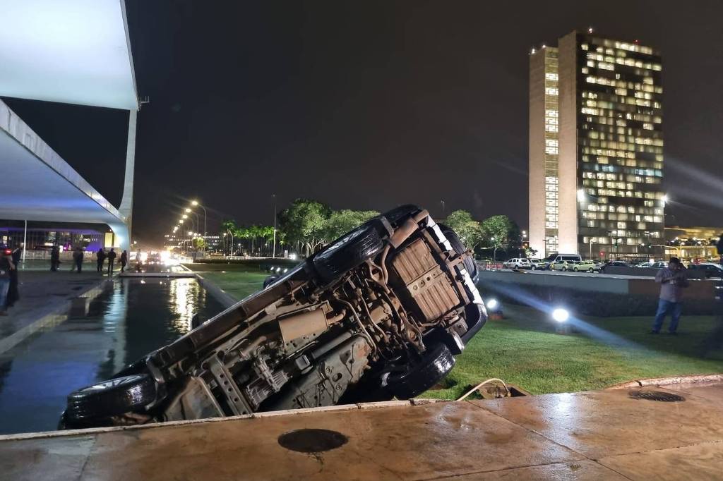 Carro cai no espelho d’água do Palácio do Planalto