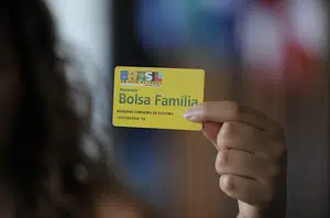 Cartões antigos do Bolsa Família e do extinto Auxílio Brasil continuam válidos(Reprodução/Agência Senado)